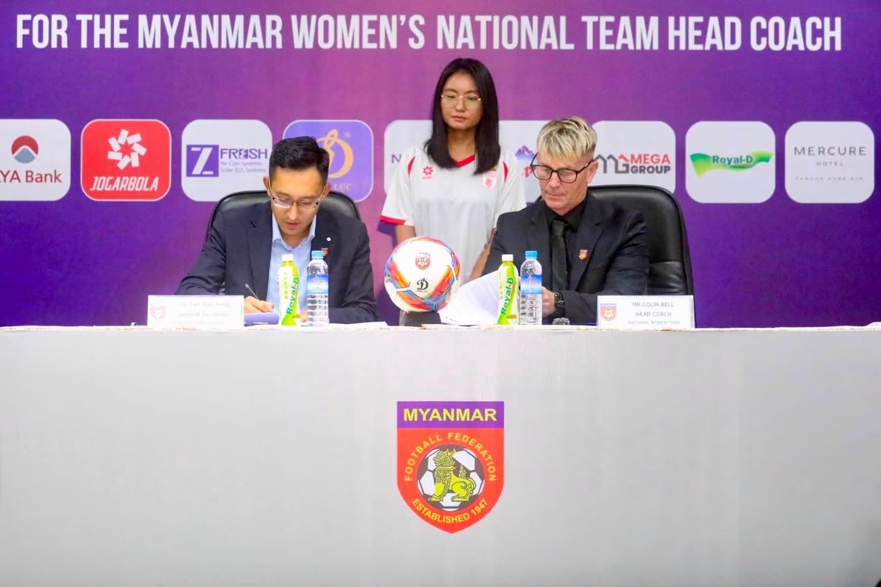 မြန်မာ့လက်ရွေးစင် အမျိုးသမီးအသင်း နည်းပြချုပ်သစ် ခန့်အပ်လွှာ သဘောတူစာချုပ် လက်မှတ်ရေးထိုးပွဲနှင့် စာနယ်ဇင်းရှင်းလင်းပွဲ ကျင်းပ